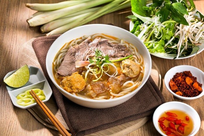So sánh bún gạo và bún phở: Điểm khác biệt và cách chọn cho bữa ăn 2 bun bo hue